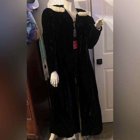 Stunning Black Velvet Opera Coat with Clamshell Collar Trimmed in Ermine Fur. - Picture 2 of 8
